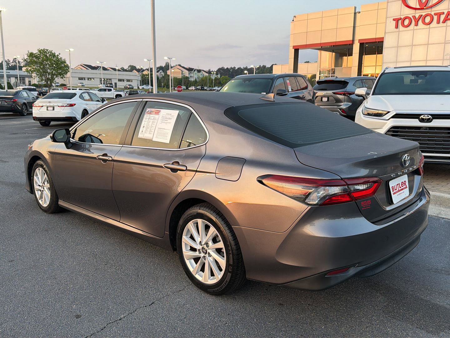 Used 2022 Toyota Camry LE FWD image 4