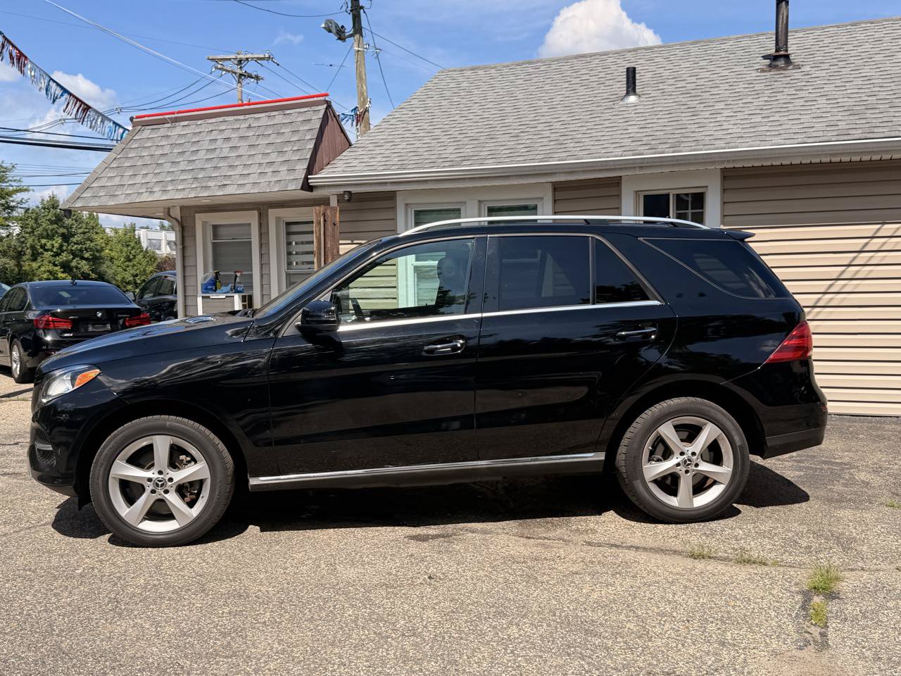 Used 2019 Mercedes-Benz GLE 400 4MATIC w/ Premium 1 Package image 3