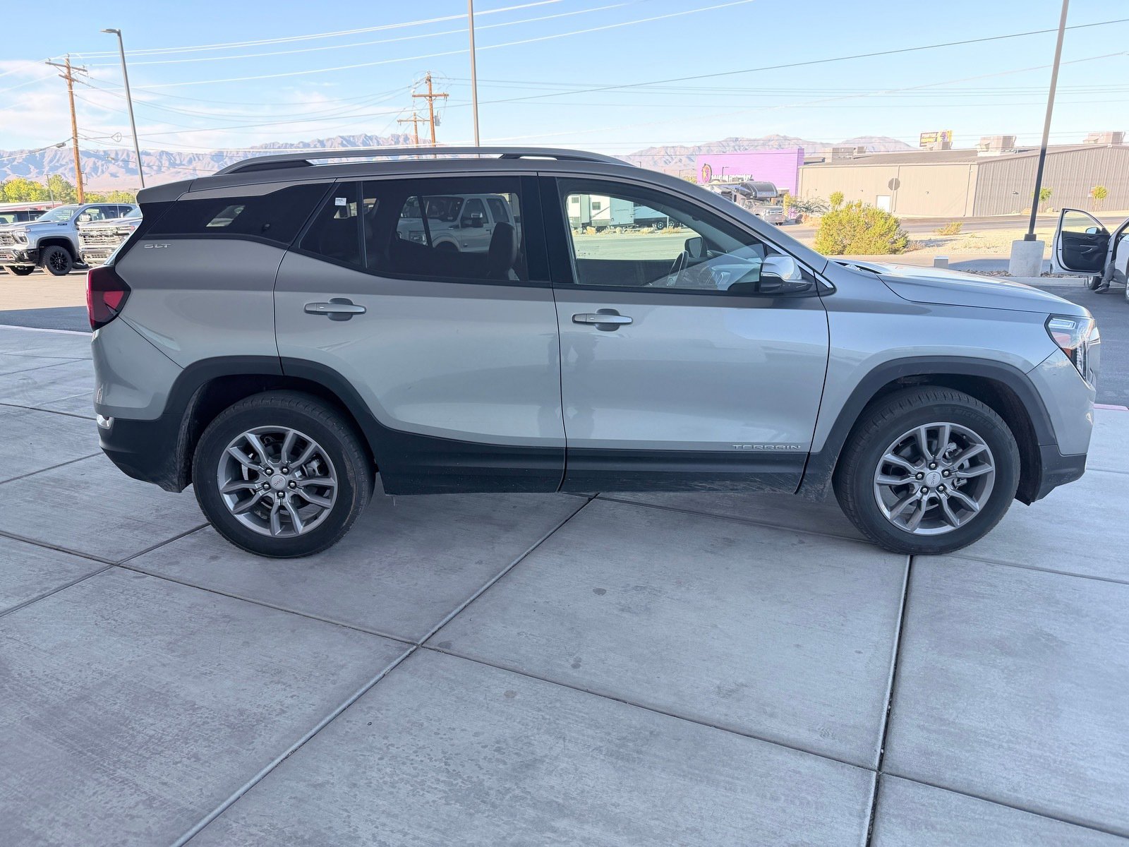 Used 2024 GMC Terrain SLT image 2