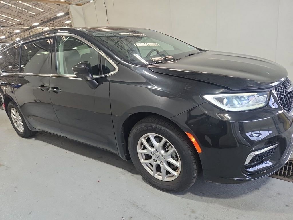 Used 2023 Chrysler Pacifica Touring-L image 3