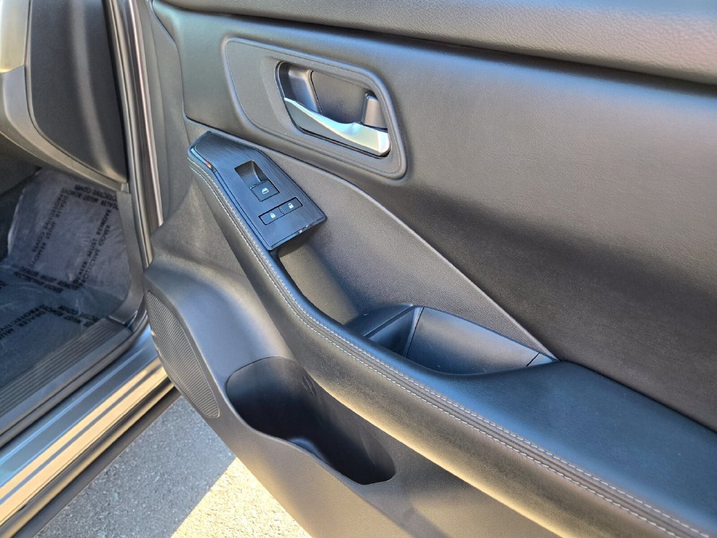 Certified 2025 Nissan Rogue SV FWD image 23