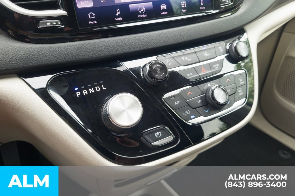 Used 2024 Chrysler Pacifica Touring-L FWD image 26