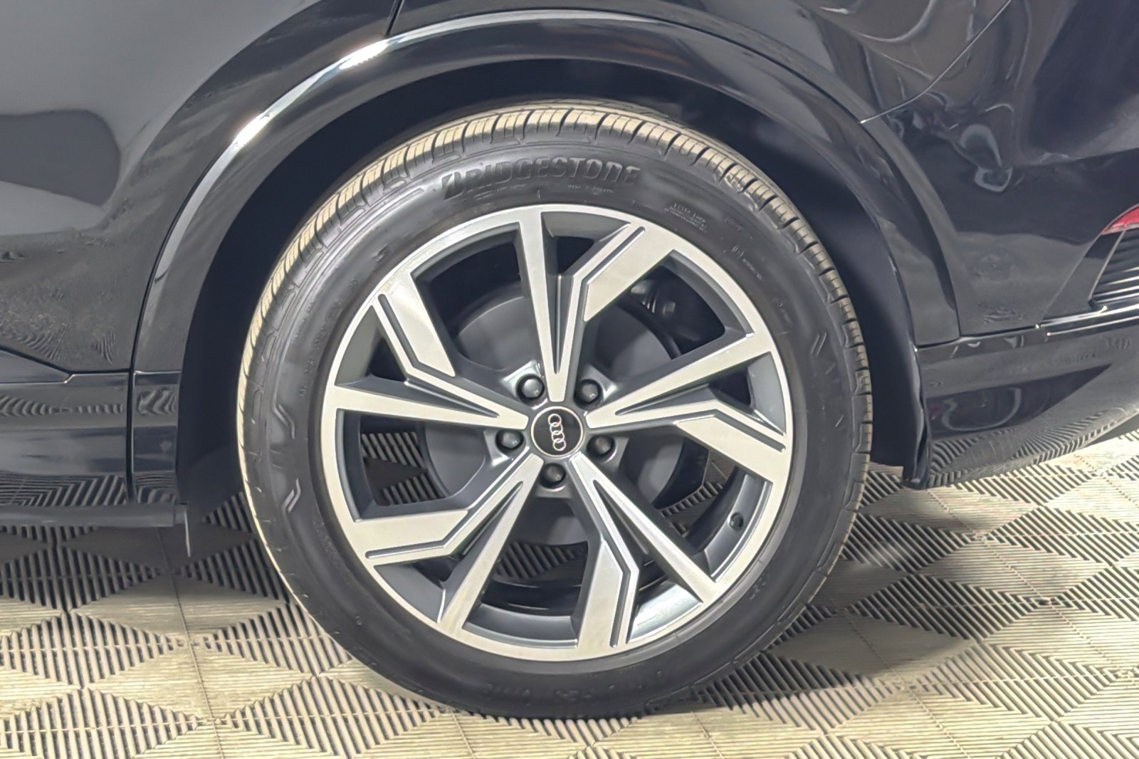 Used 2025 Audi Q4 e-tron Premium w/ Convenience Package image 26