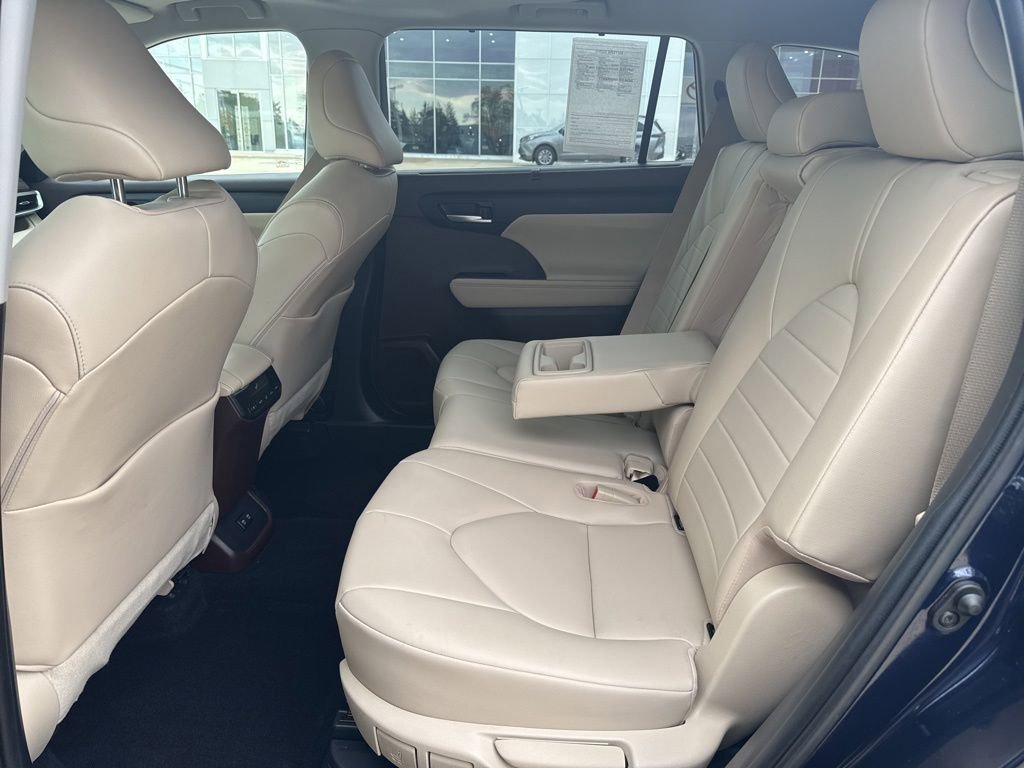 Used 2020 Toyota Highlander XLE AWD/4WD image 5