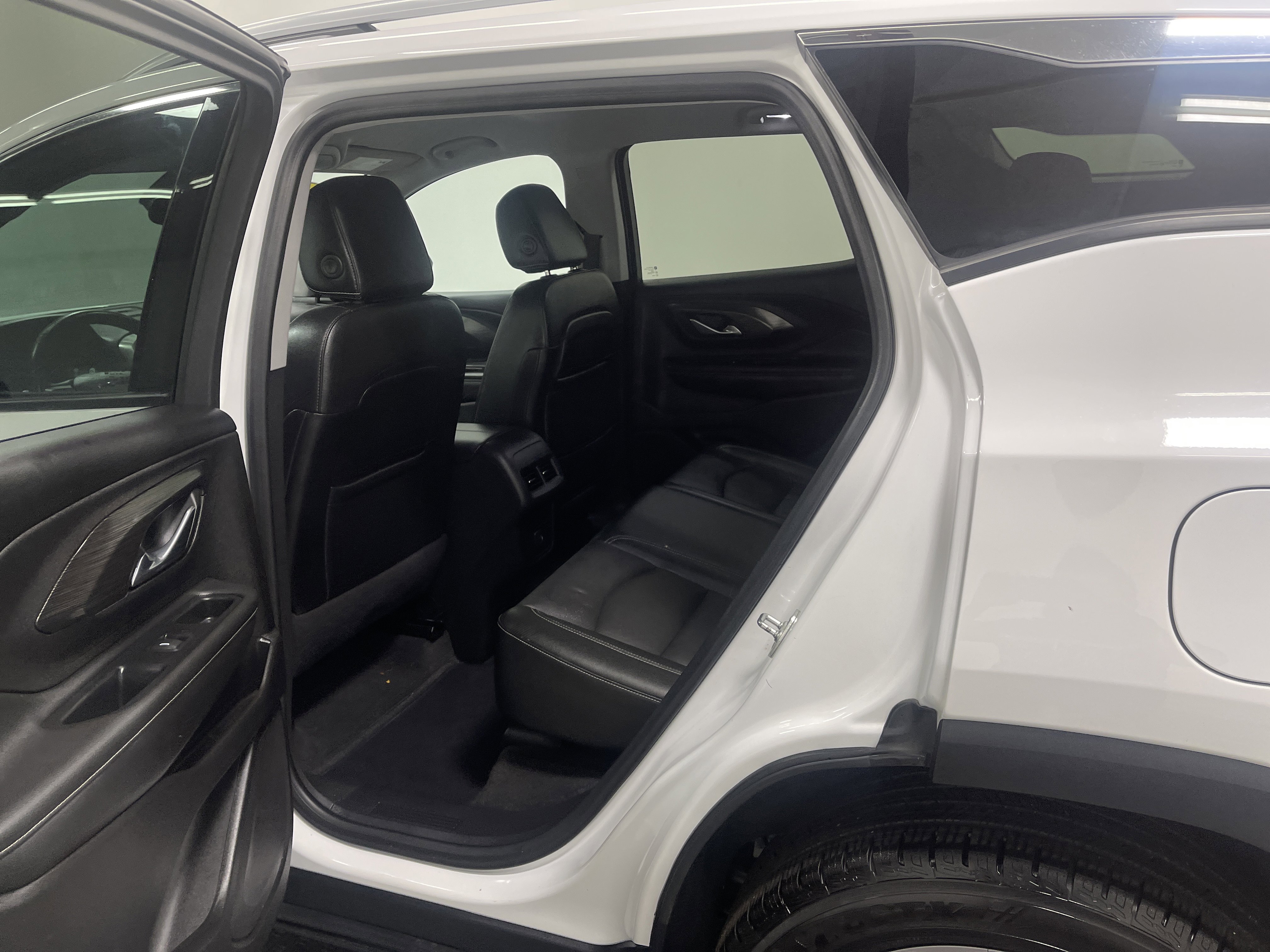 Used 2024 GMC Terrain SLT image 13