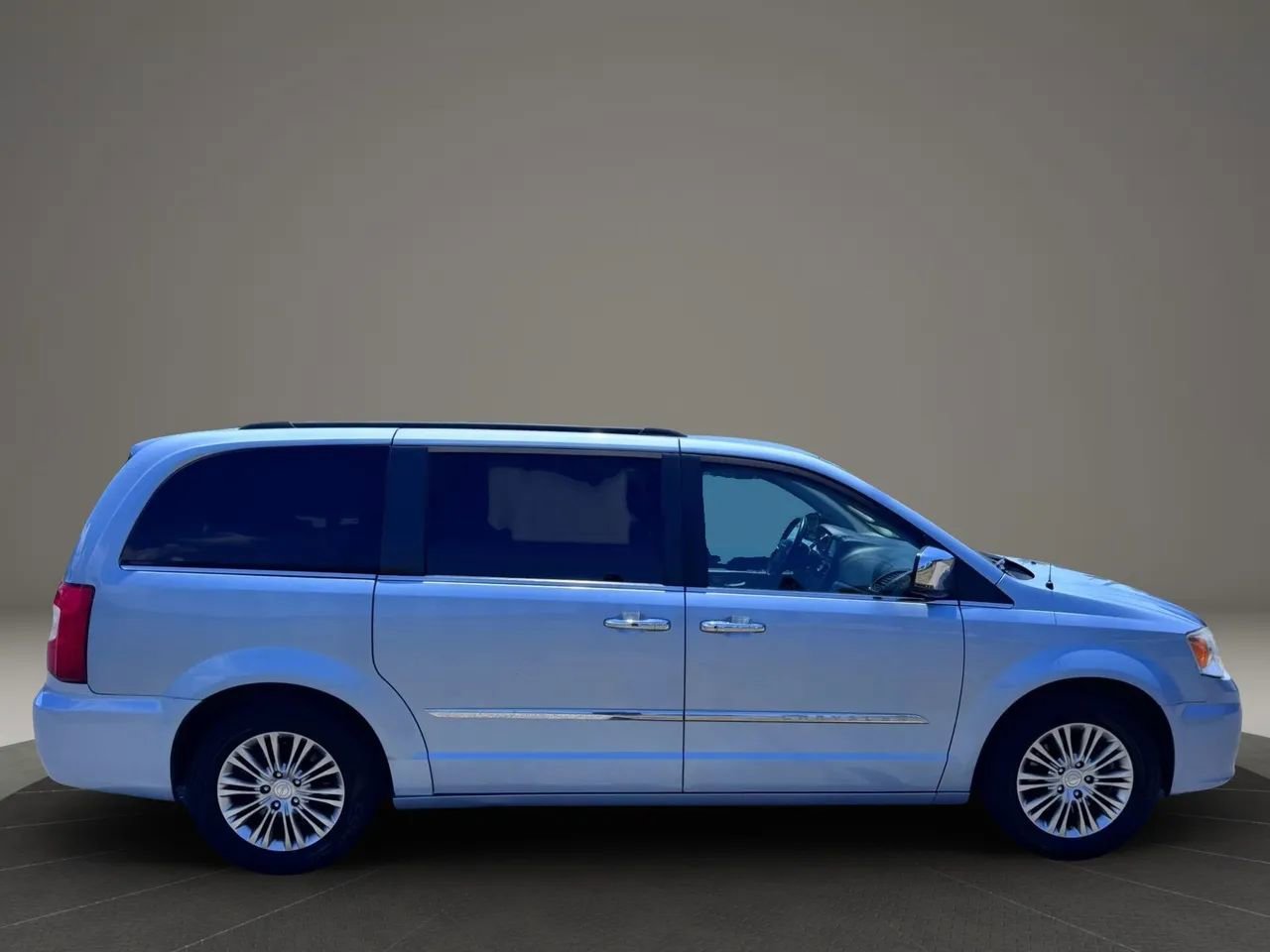 Used 2013 Chrysler Town & Country Touring-L w/ Driver Convenience Group FWD image 3