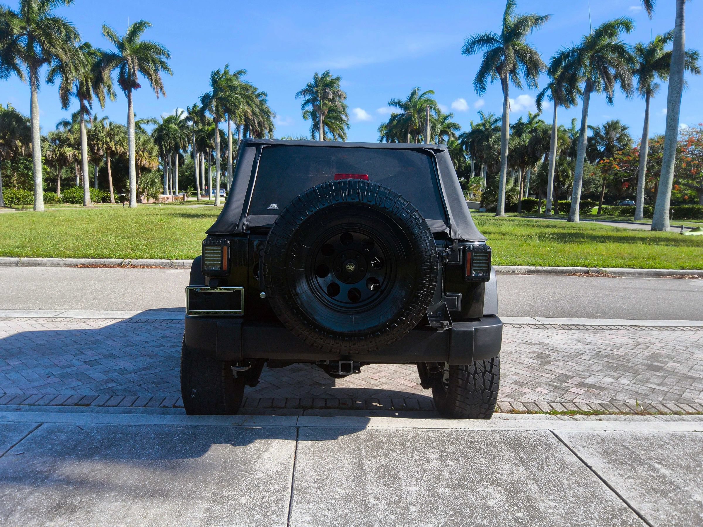 Used 2014 Jeep Wrangler Unlimited Rubicon w/ Connectivity Group AWD/4WD image 16