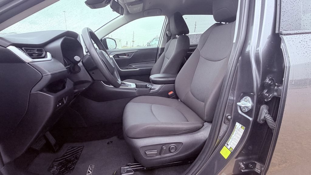 Used 2025 Toyota RAV4 XLE FWD image 25