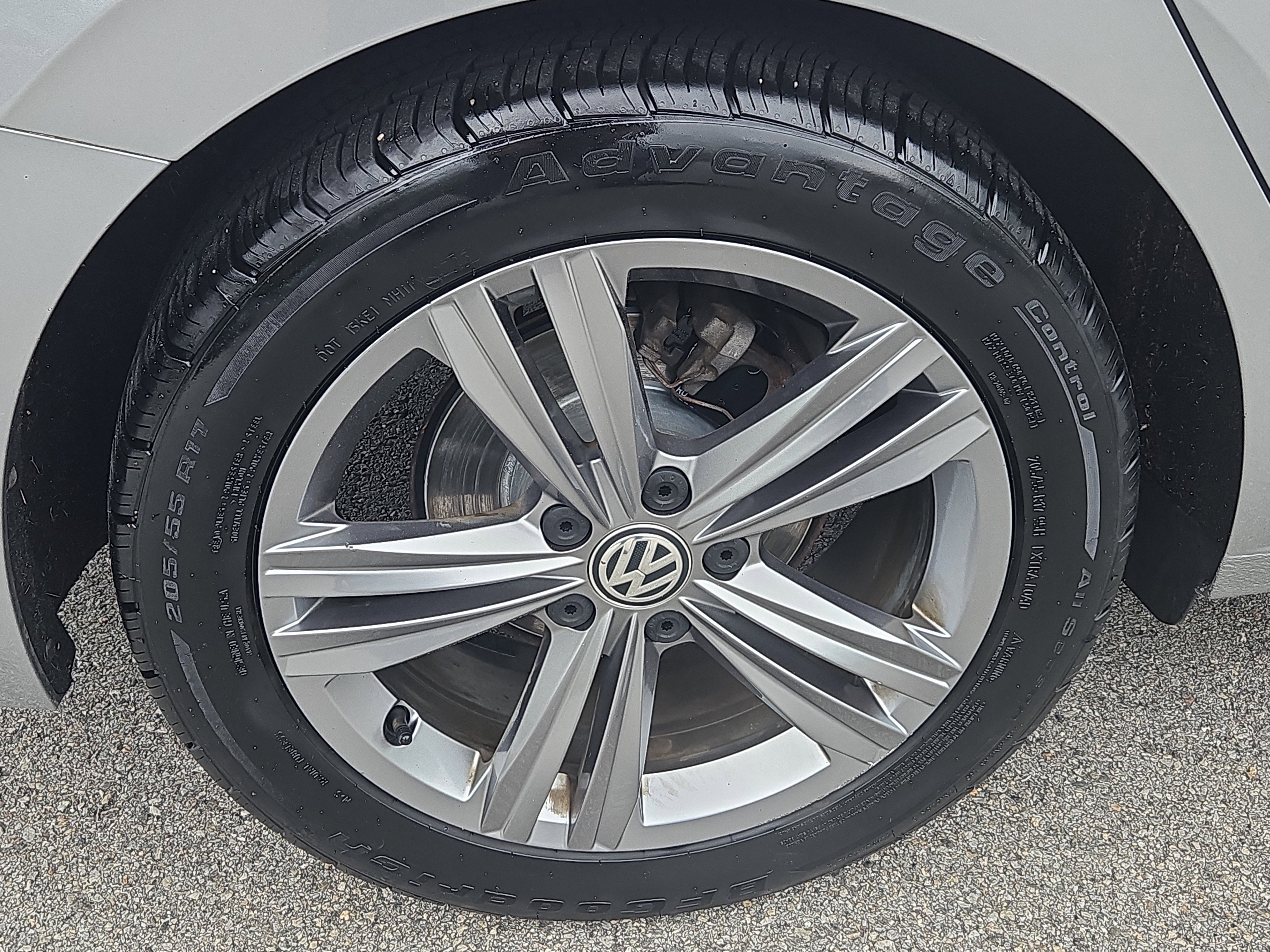 Certified 2020 Volkswagen Jetta R-Line w/ R-Line Cold Weather Package FWD image 30