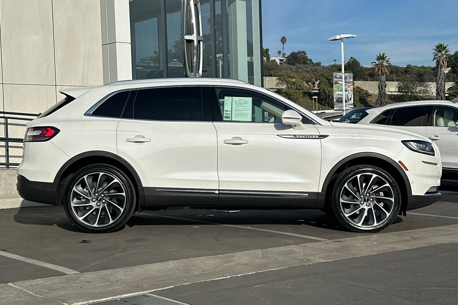 Used 2022 Lincoln Nautilus Reserve w/ Equipment Group 202A image 2