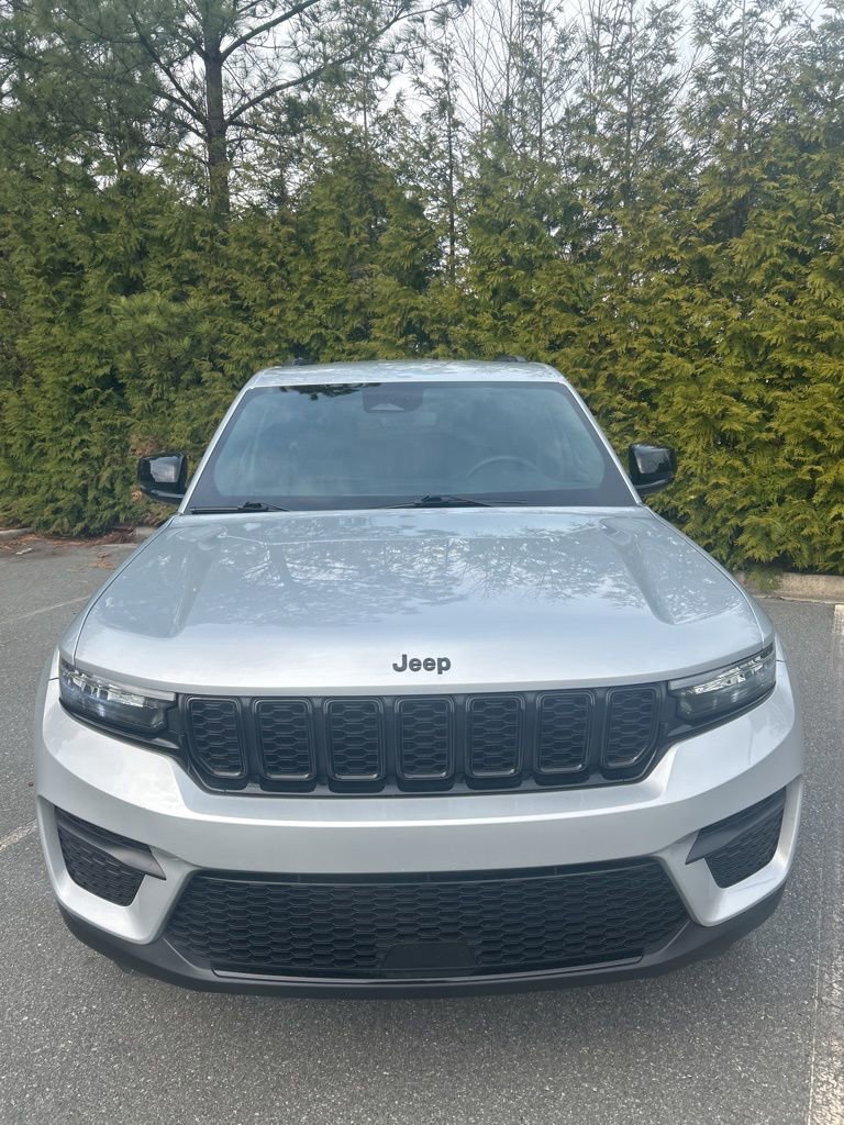 Used 2024 Jeep Grand Cherokee Altitude image 2