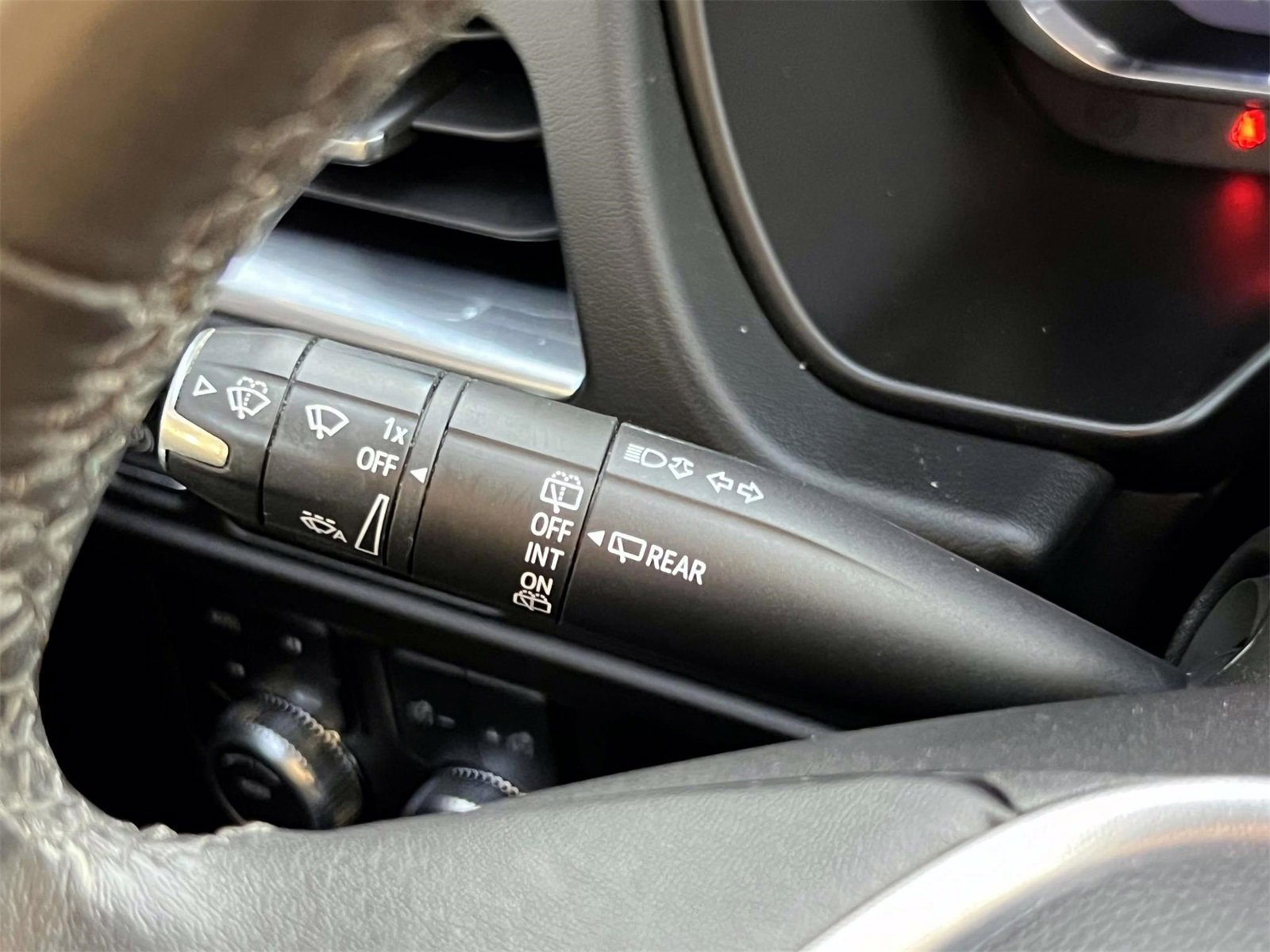 Used 2023 GMC Yukon XL SLT image 29