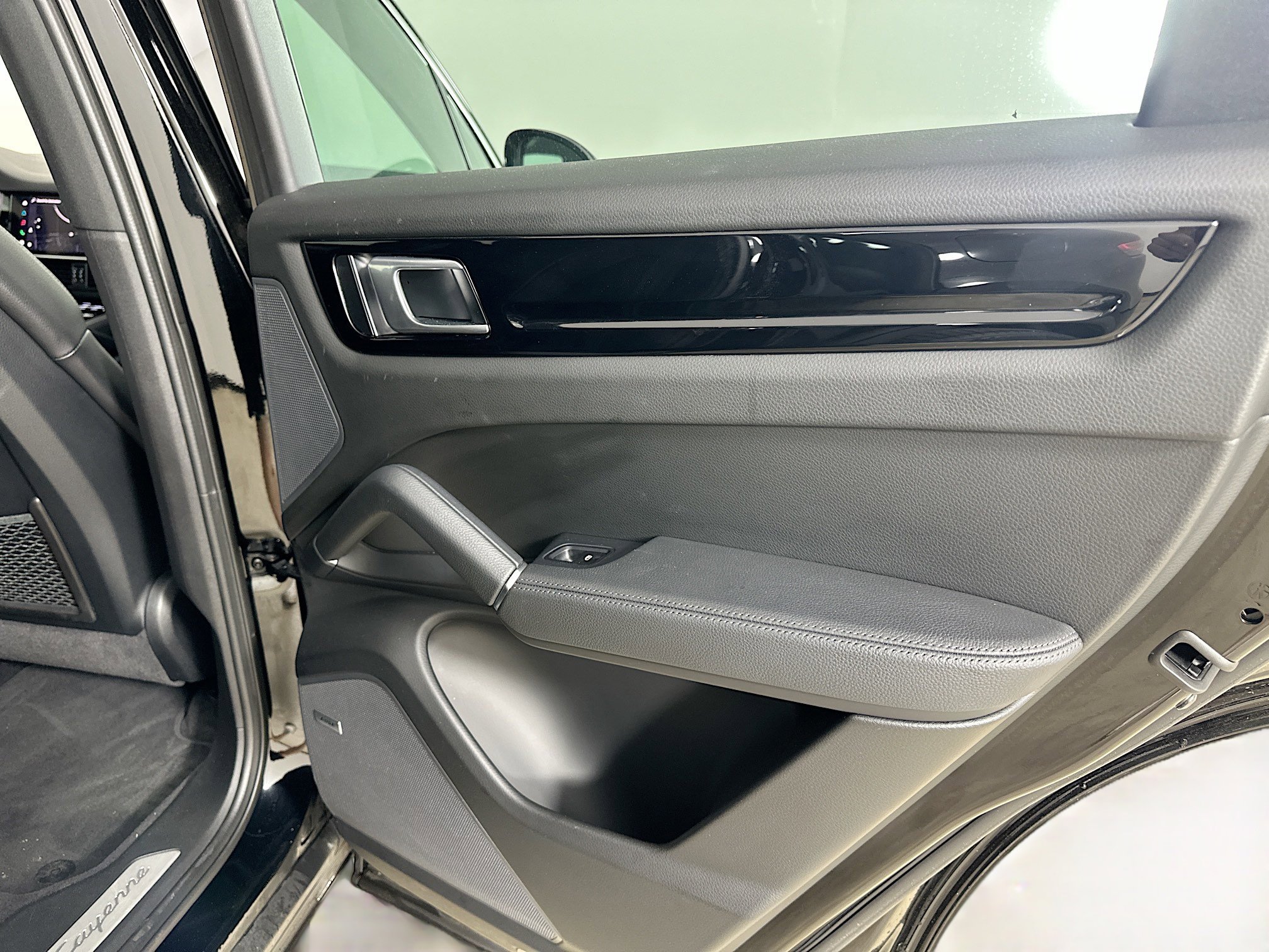 Used 2022 Porsche Cayenne AWD/4WD image 40