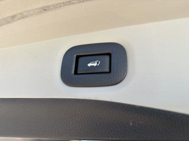 Used 2018 Nissan Rogue SV AWD/4WD image 16