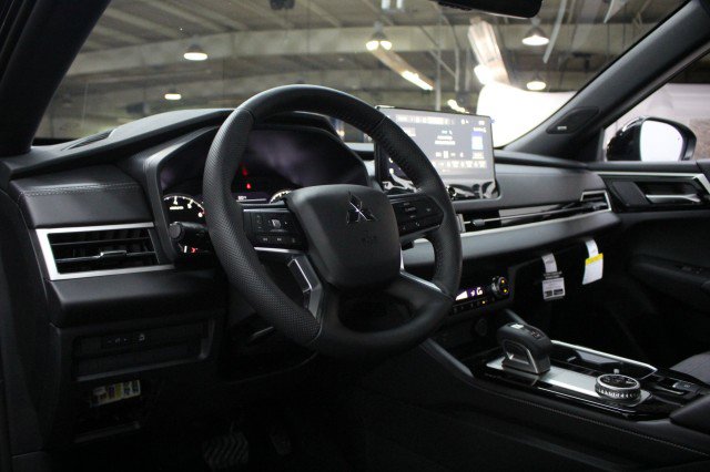 New 2026 Mitsubishi Outlander LE FWD image 5