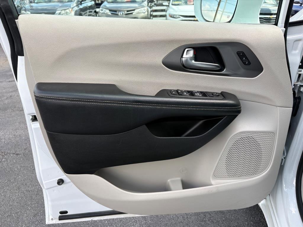 Used 2022 Chrysler Pacifica Touring-L image 21