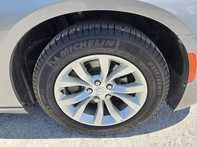 Used 2015 Chrysler 300 Limited RWD image 18