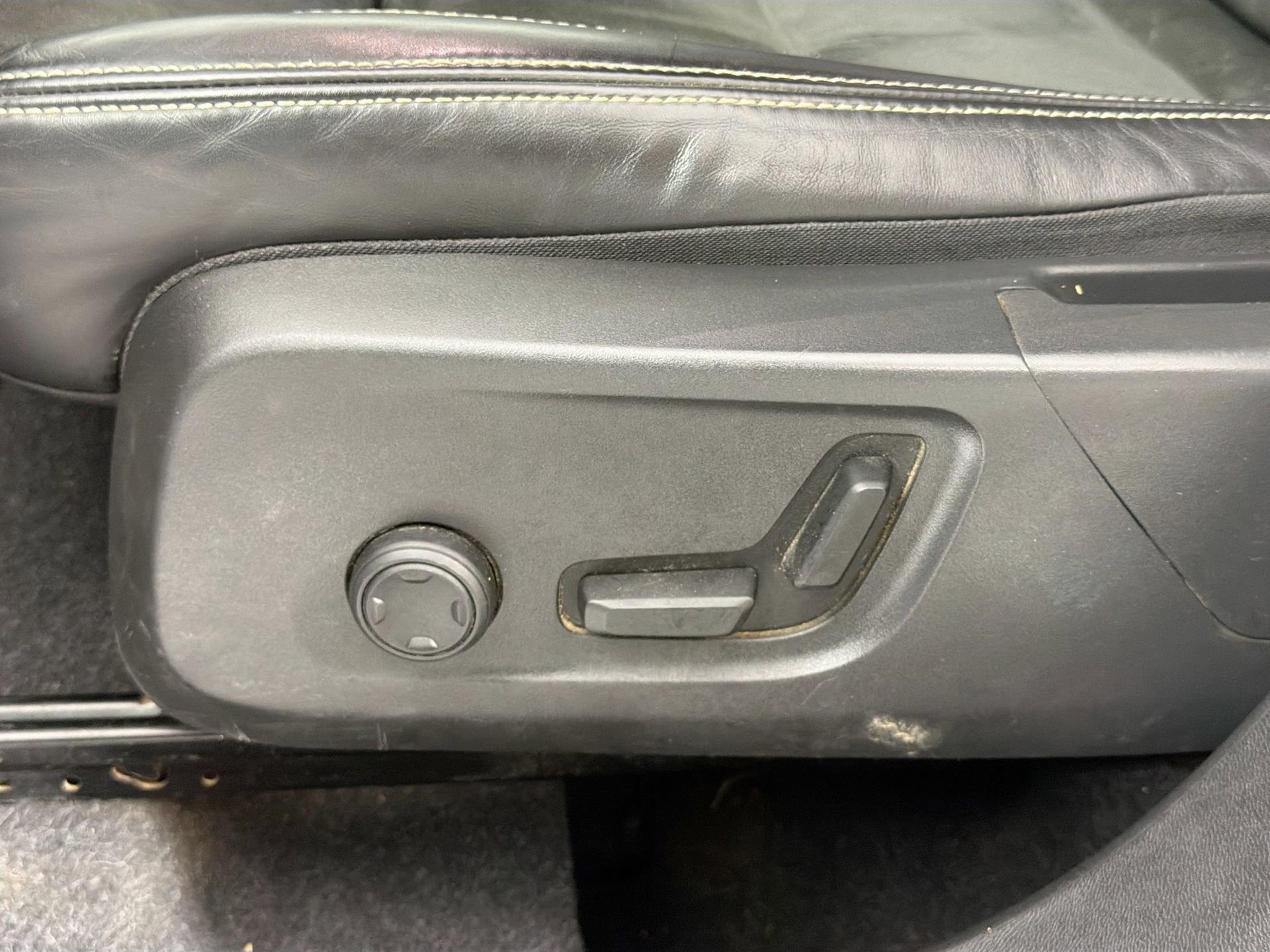 Used 2022 Volvo XC40 T5 R-Design w/ Advanced Package image 20