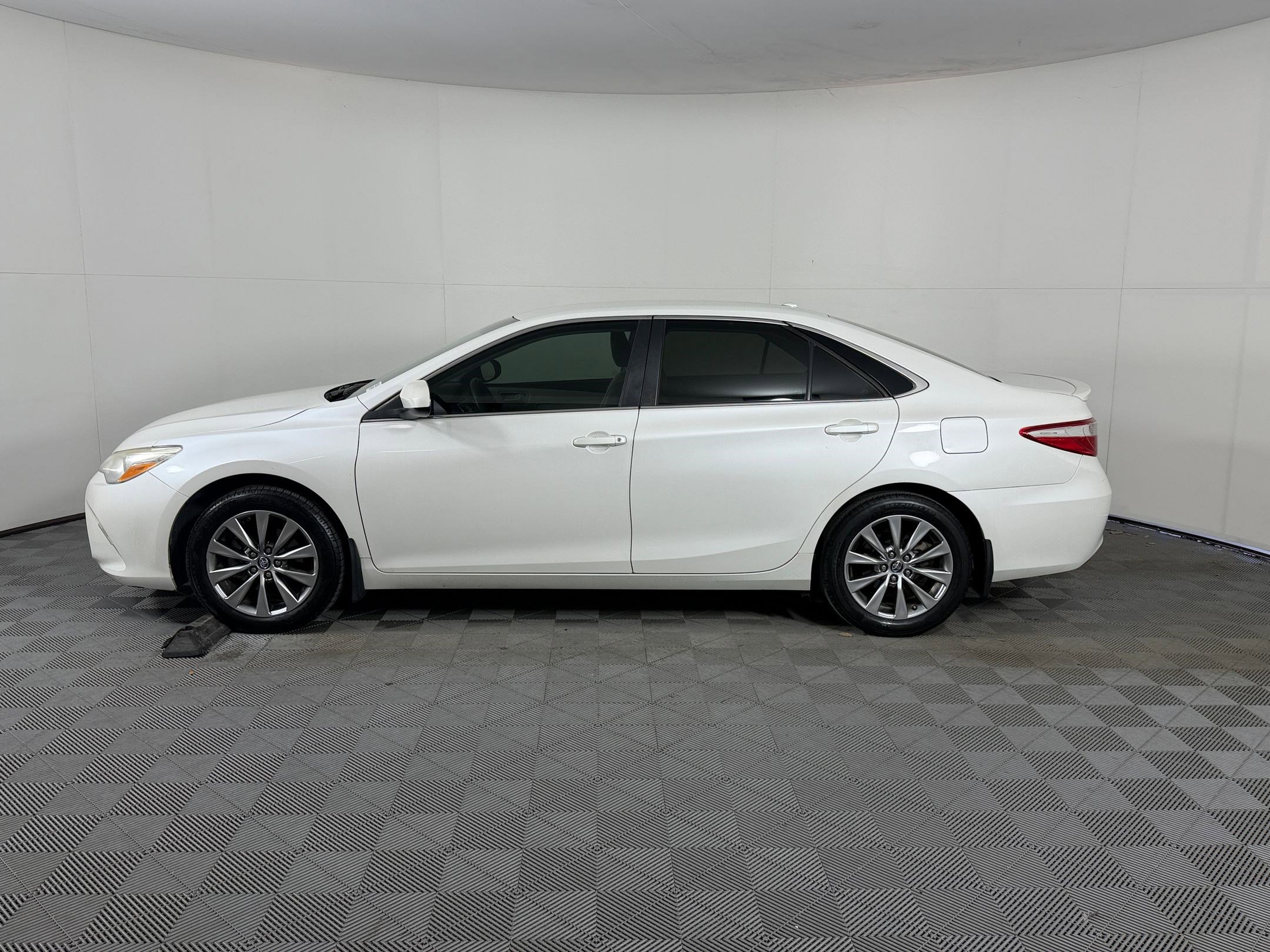 Used 2017 Toyota Camry XLE FWD image 2