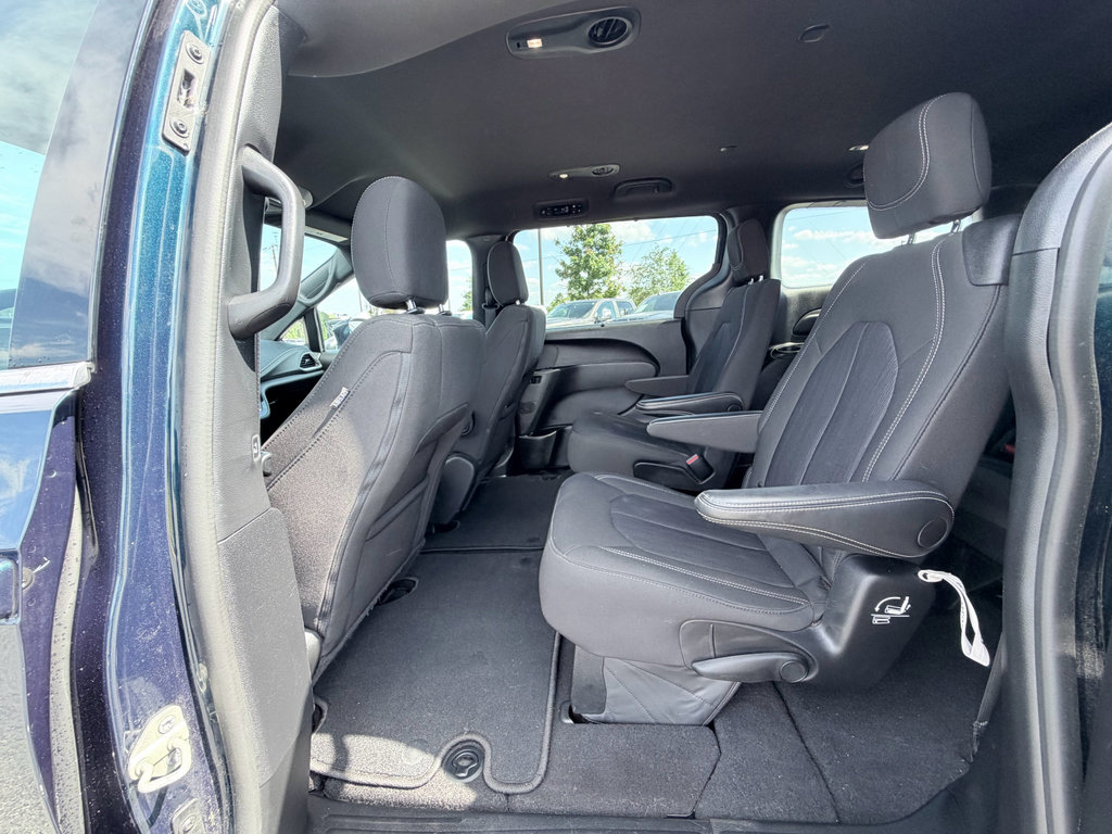 Used 2022 Chrysler Pacifica Touring FWD image 28