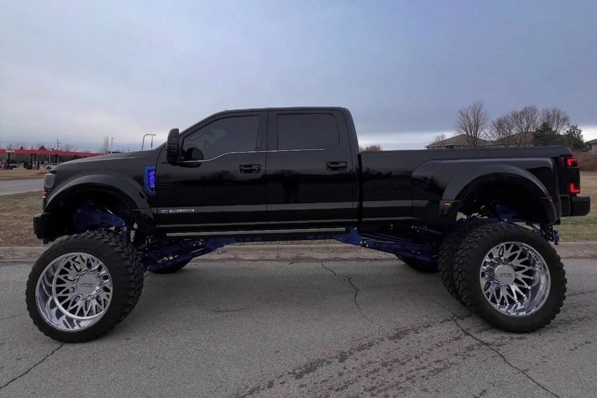 Used 2022 Ford F450 Limited w/ FX4 Off-Road Package AWD/4WD image 3