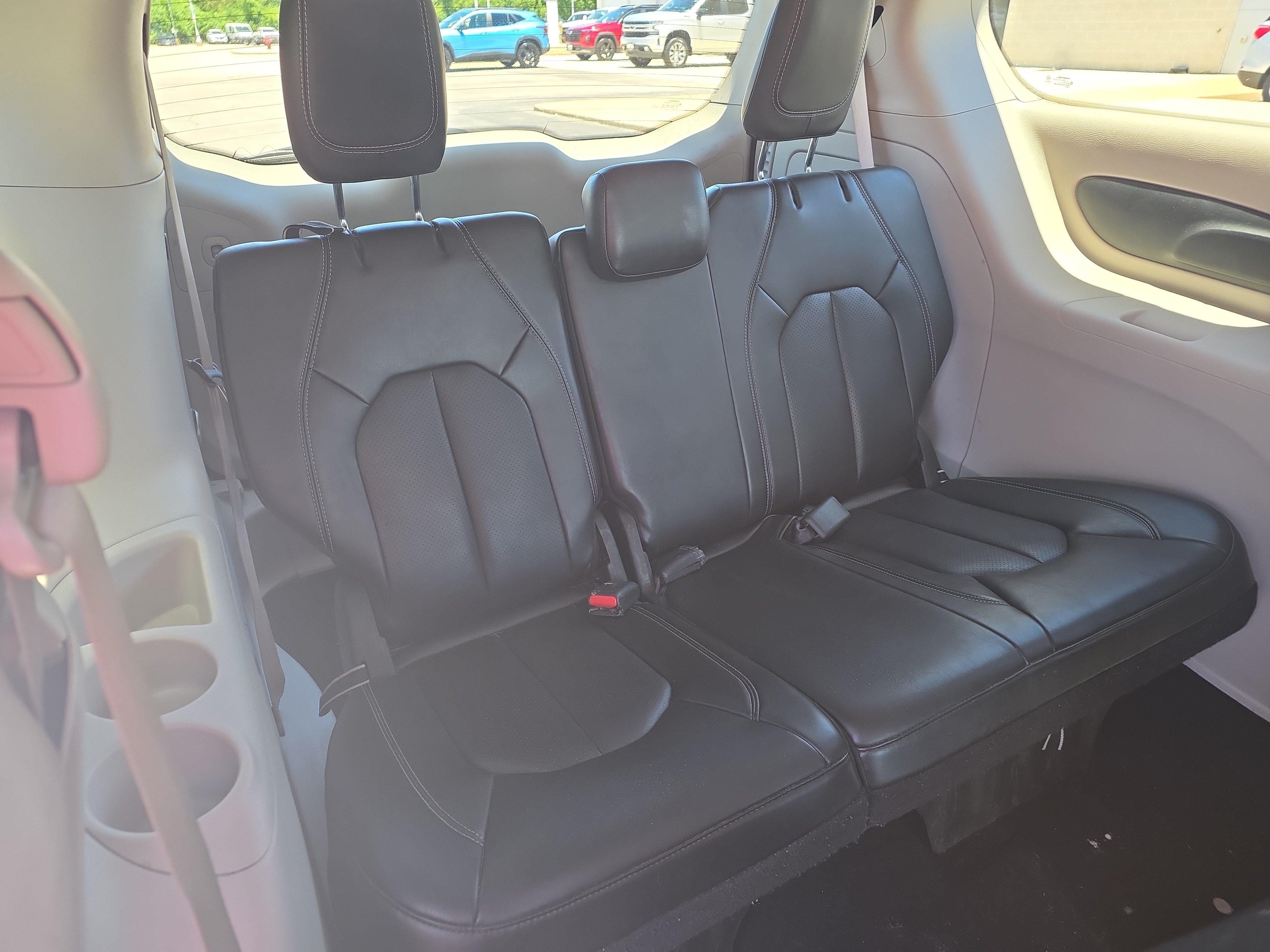 Used 2023 Chrysler Pacifica Touring-L FWD image 10