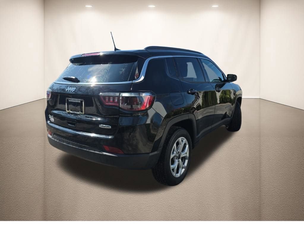 Used 2025 Jeep Compass Latitude image 3