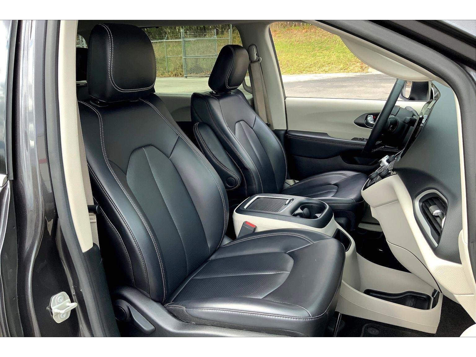 Used 2023 Chrysler Pacifica Touring-L image 7