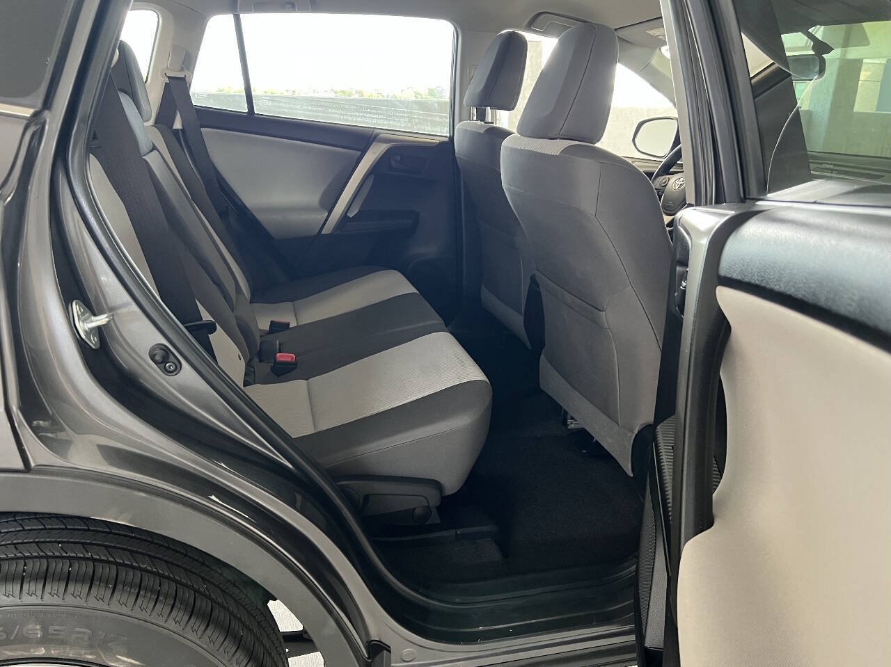 Used 2015 Toyota RAV4 LE AWD/4WD image 21