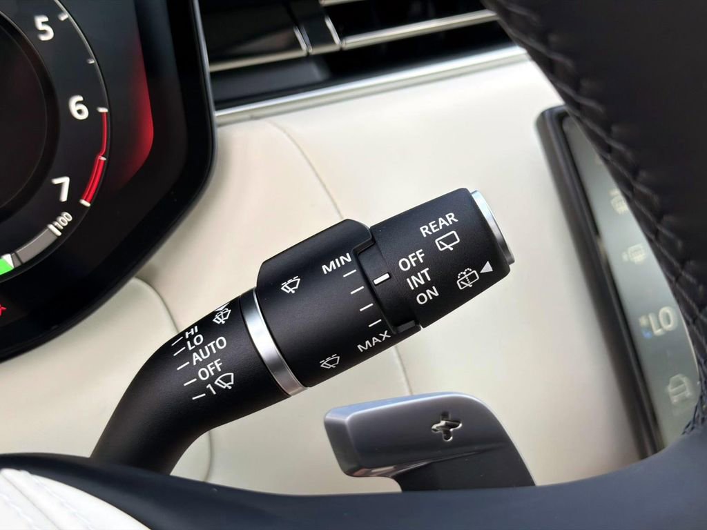 New 2026 Land Rover Range Rover SE image 28