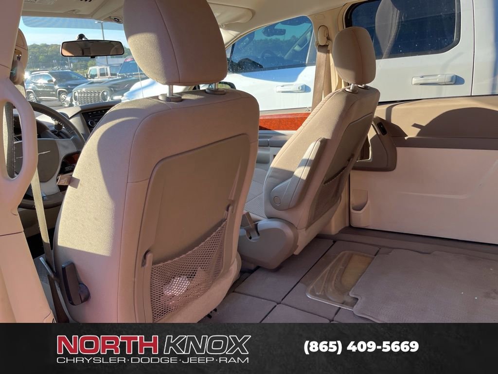 Used 2009 Chrysler Town & Country Touring image 9