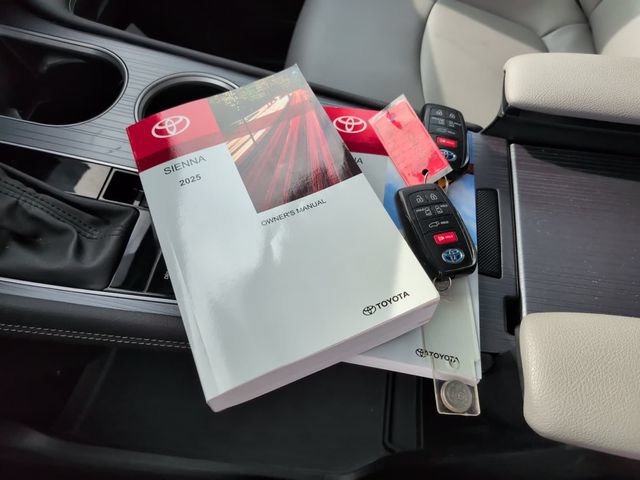 Certified 2025 Toyota Sienna XLE FWD video 3