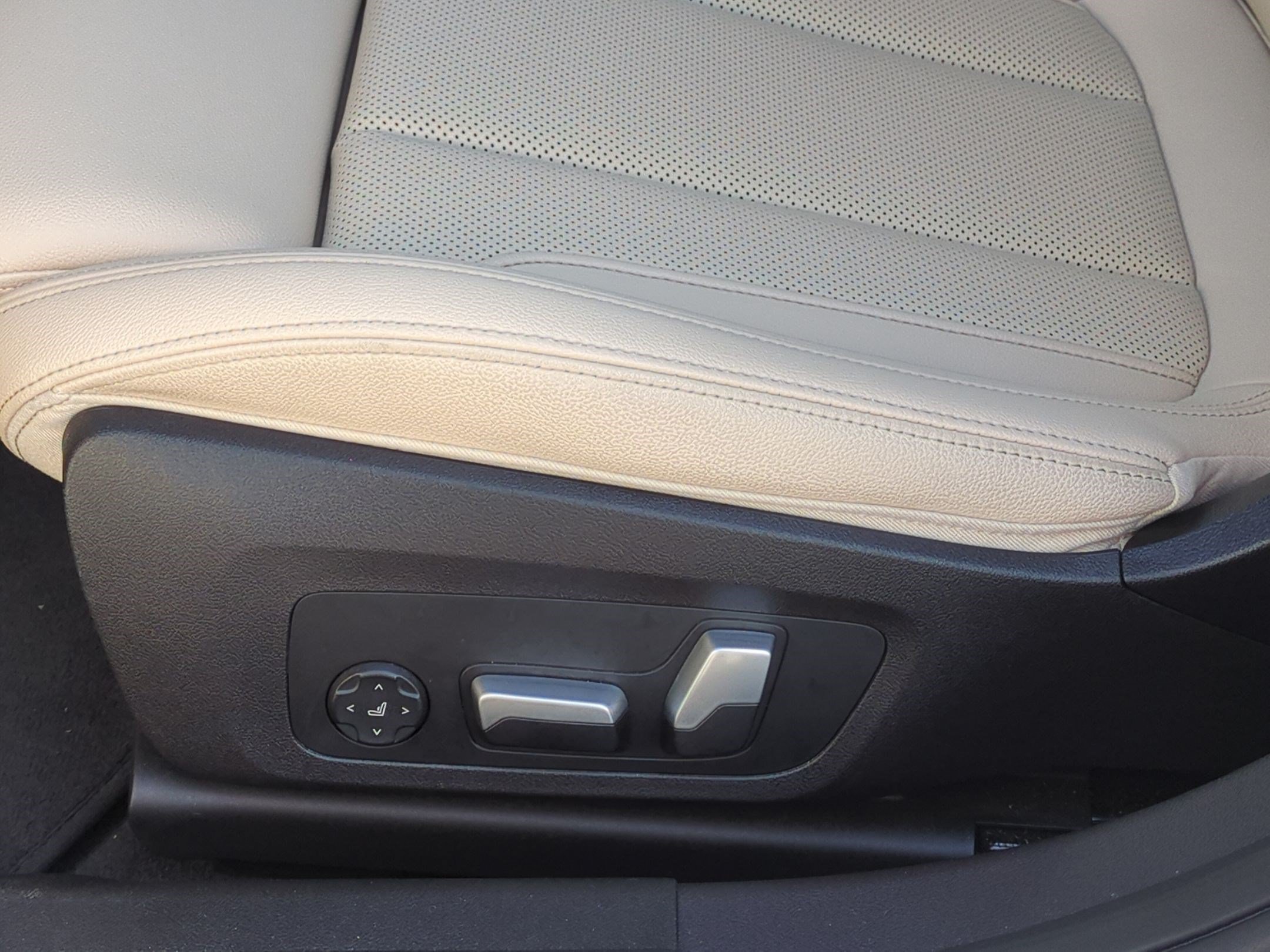 Certified 2023 BMW 330i Sedan w/ Premium Package RWD image 16