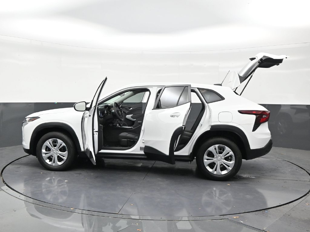 Used 2024 Chevrolet Trax LS FWD image 30
