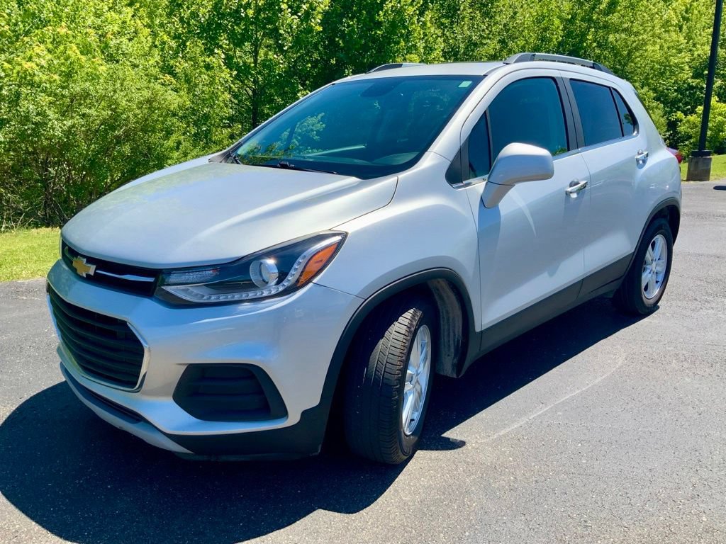 Used 2020 Chevrolet Trax LT w/ Sun & Sound Package FWD image 4