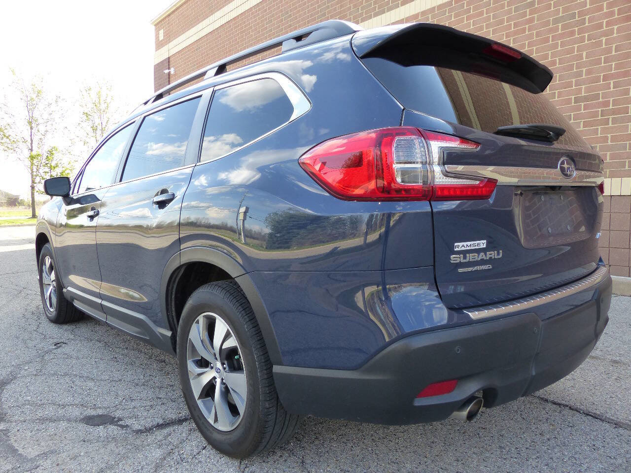 Used 2023 Subaru Ascent Premium w/ Convenience Package AWD/4WD image 6