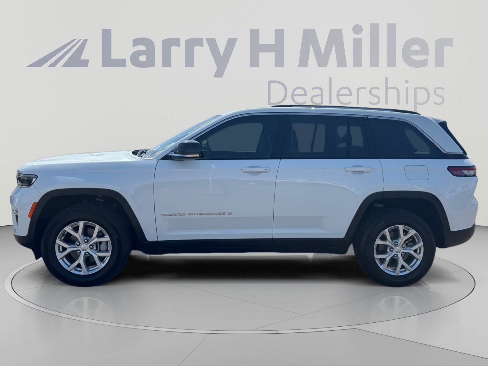 Used 2023 Jeep Grand Cherokee Limited AWD/4WD image 2