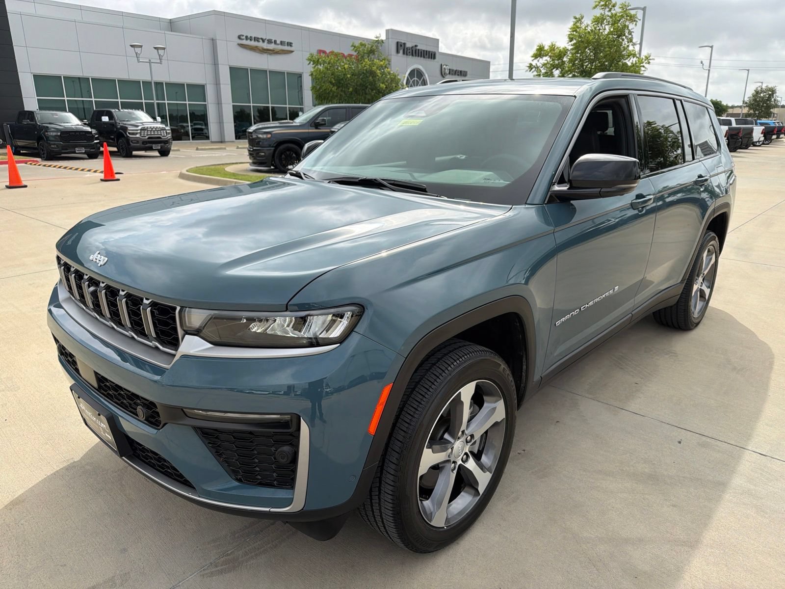 Used 2026 Jeep Grand Cherokee L Limited w/ Luxury Tech Group II RWD image 9
