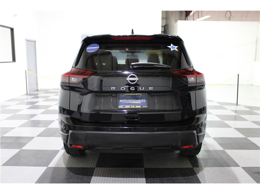 Used 2025 Nissan Rogue SV image 5
