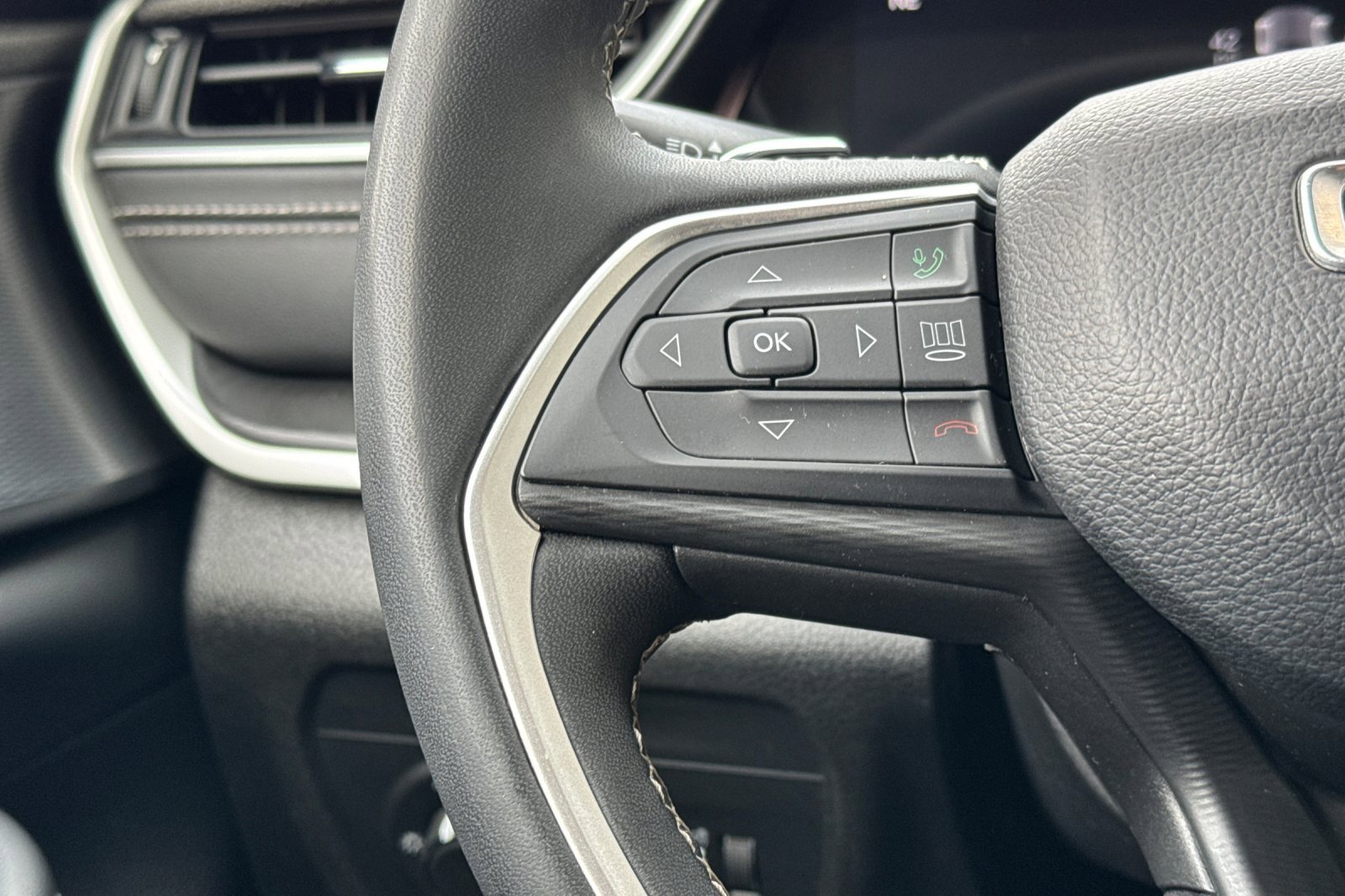 Used 2023 Jeep Grand Cherokee Laredo image 27