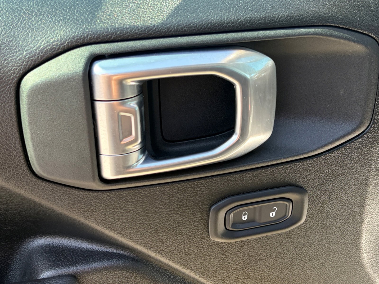 Used 2025 Jeep Wrangler Sport AWD/4WD image 15