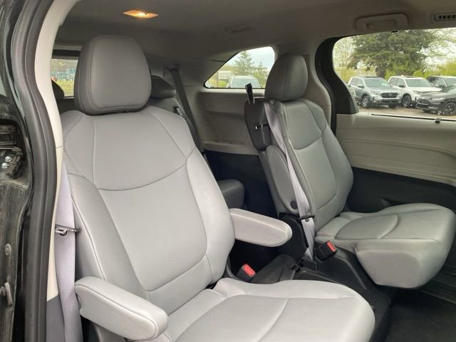 Used 2023 Toyota Sienna XLE FWD image 3