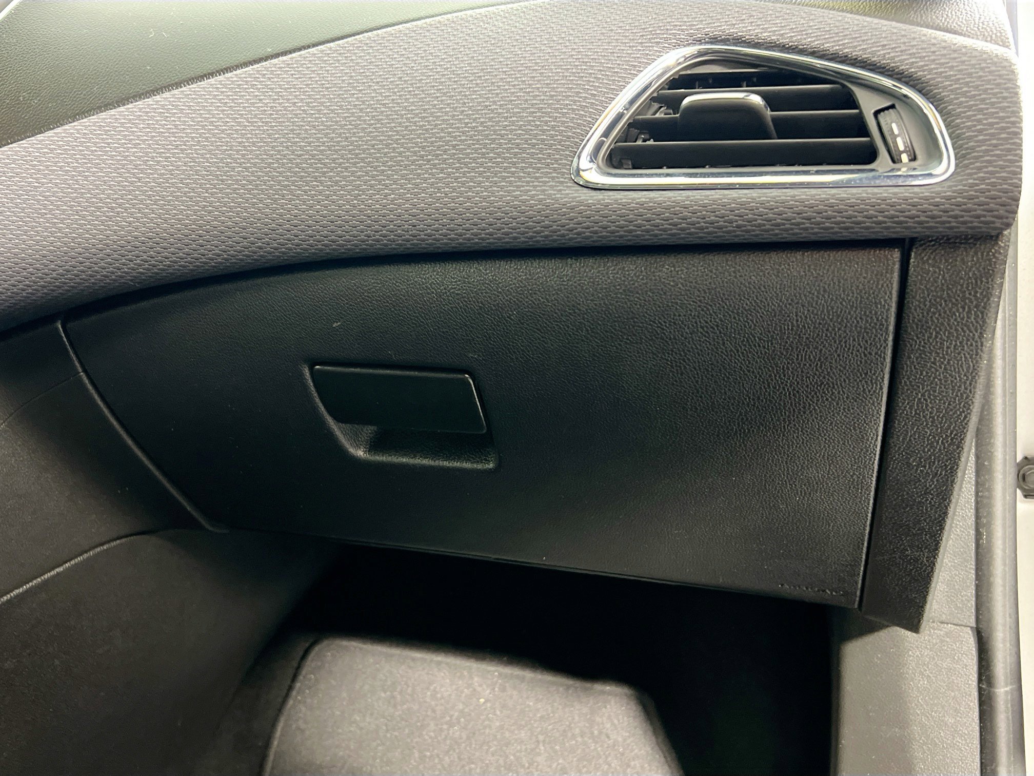 Used 2018 Chevrolet Cruze LT w/ Redline Edition image 33