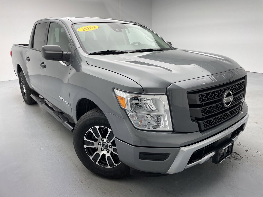 Used 2024 Nissan Titan SV image 3
