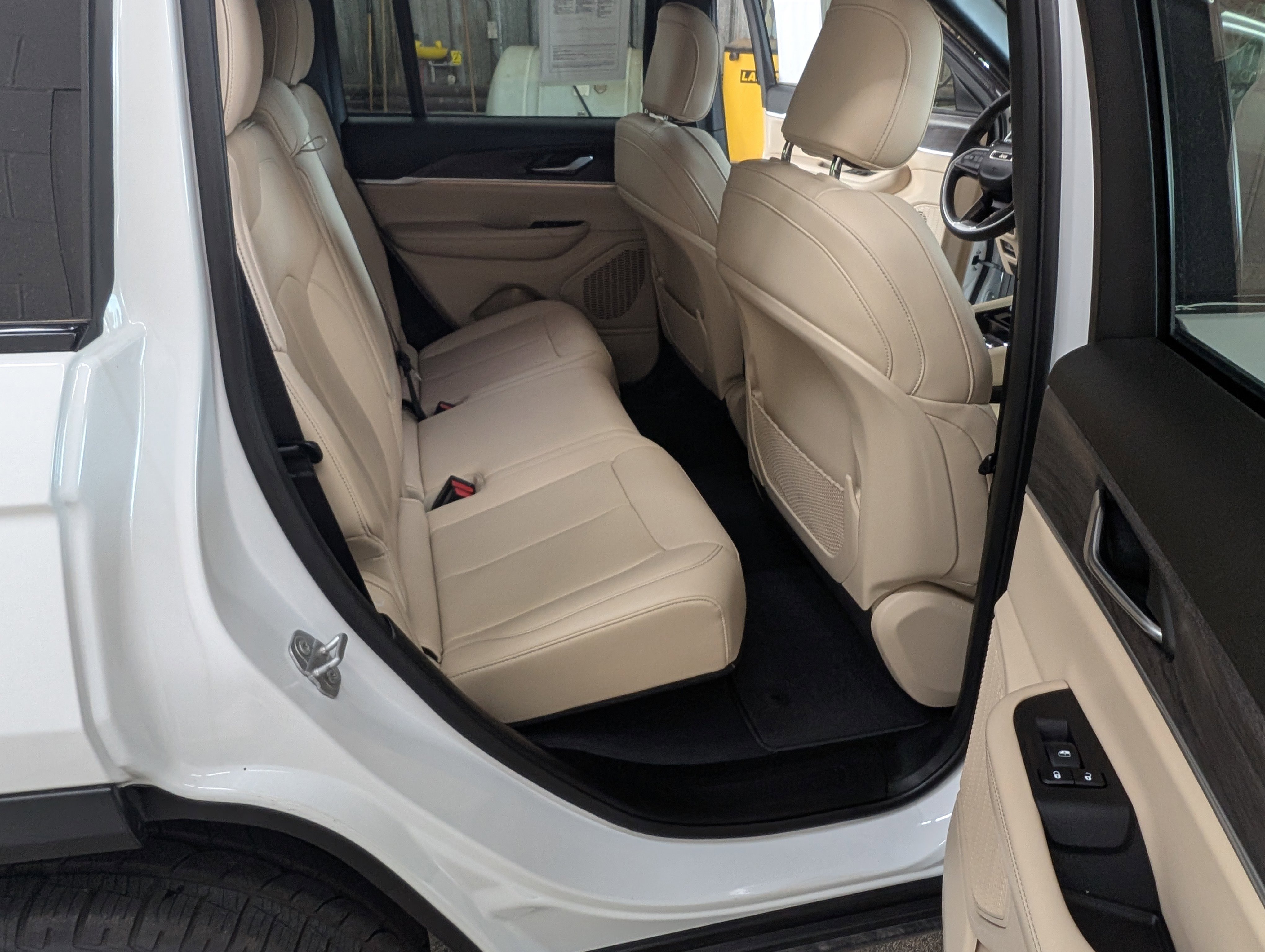 Used 2023 Jeep Grand Cherokee Limited image 6