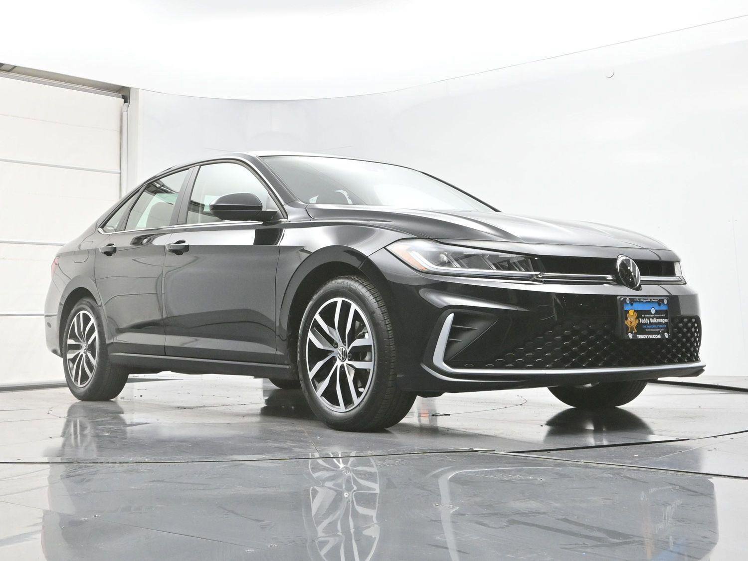 Certified 2025 Volkswagen Jetta SE w/ Sunroof Package image 28