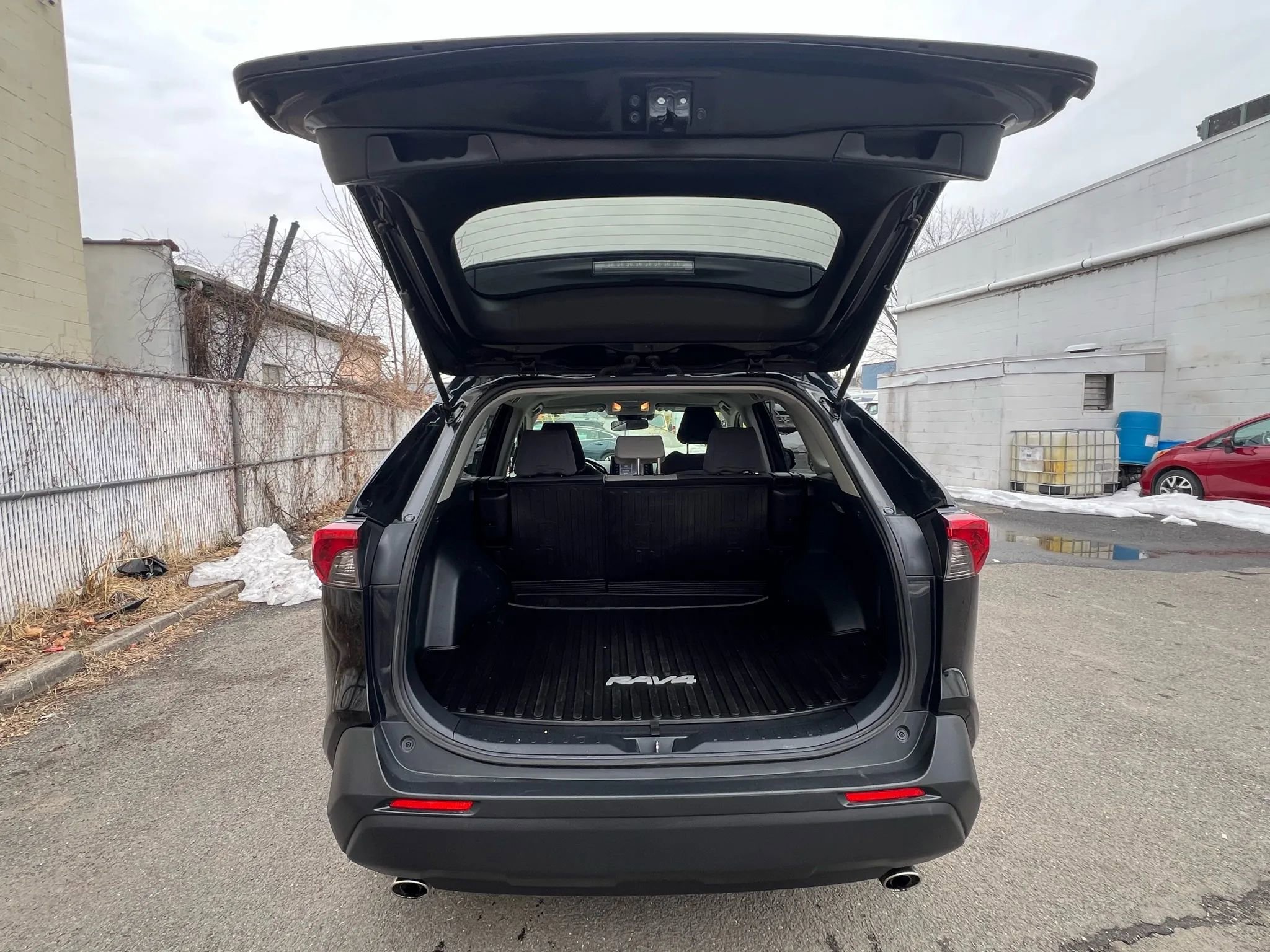 Used 2020 Toyota RAV4 XLE w/ XLE Grade Weather Package image 9