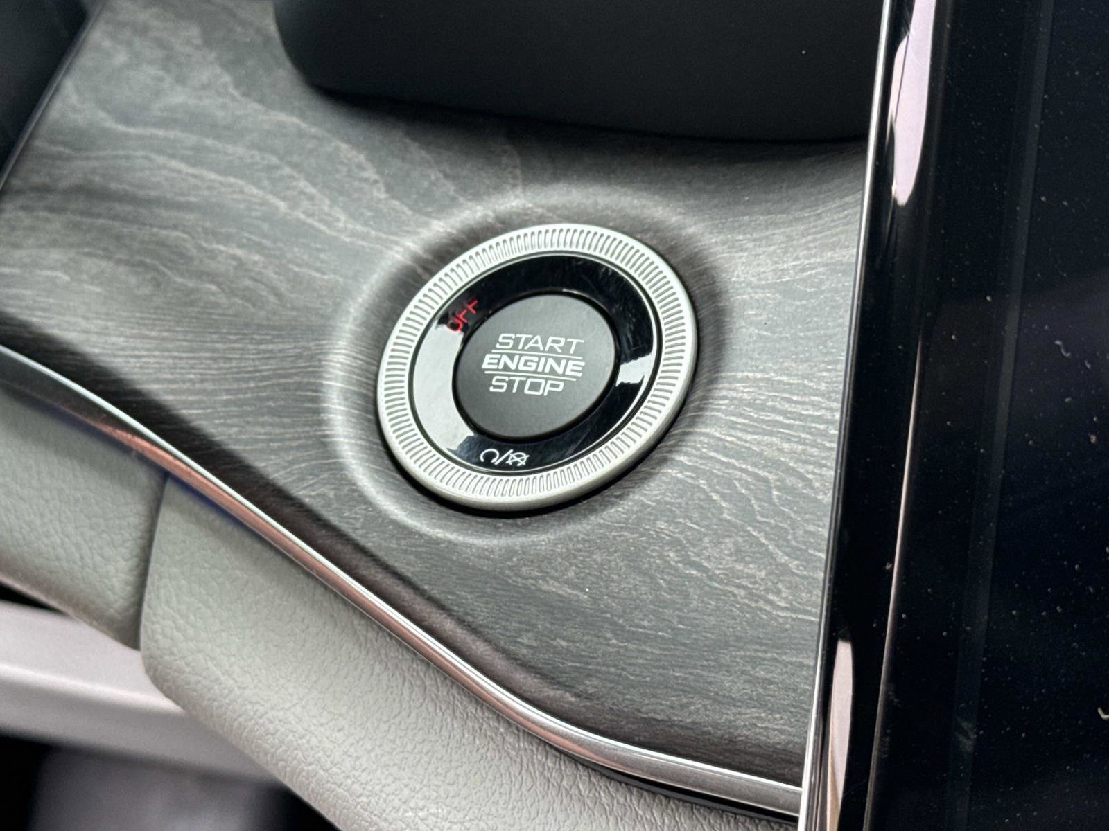 Used 2022 Jeep Grand Cherokee Overland w/ Advanced Protech Group III image 5