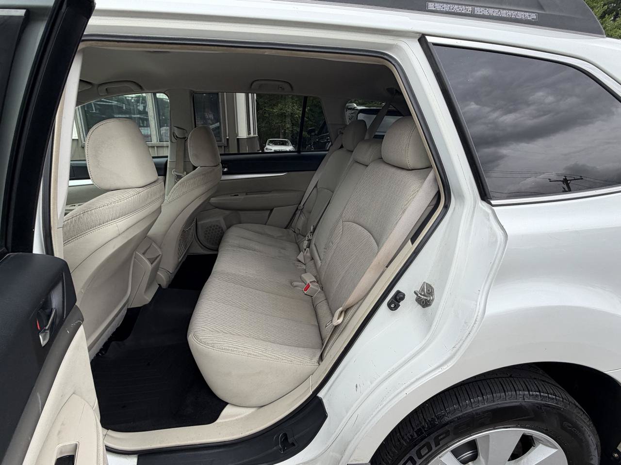 Used 2010 Subaru Outback 2.5i Premium AWD/4WD image 9