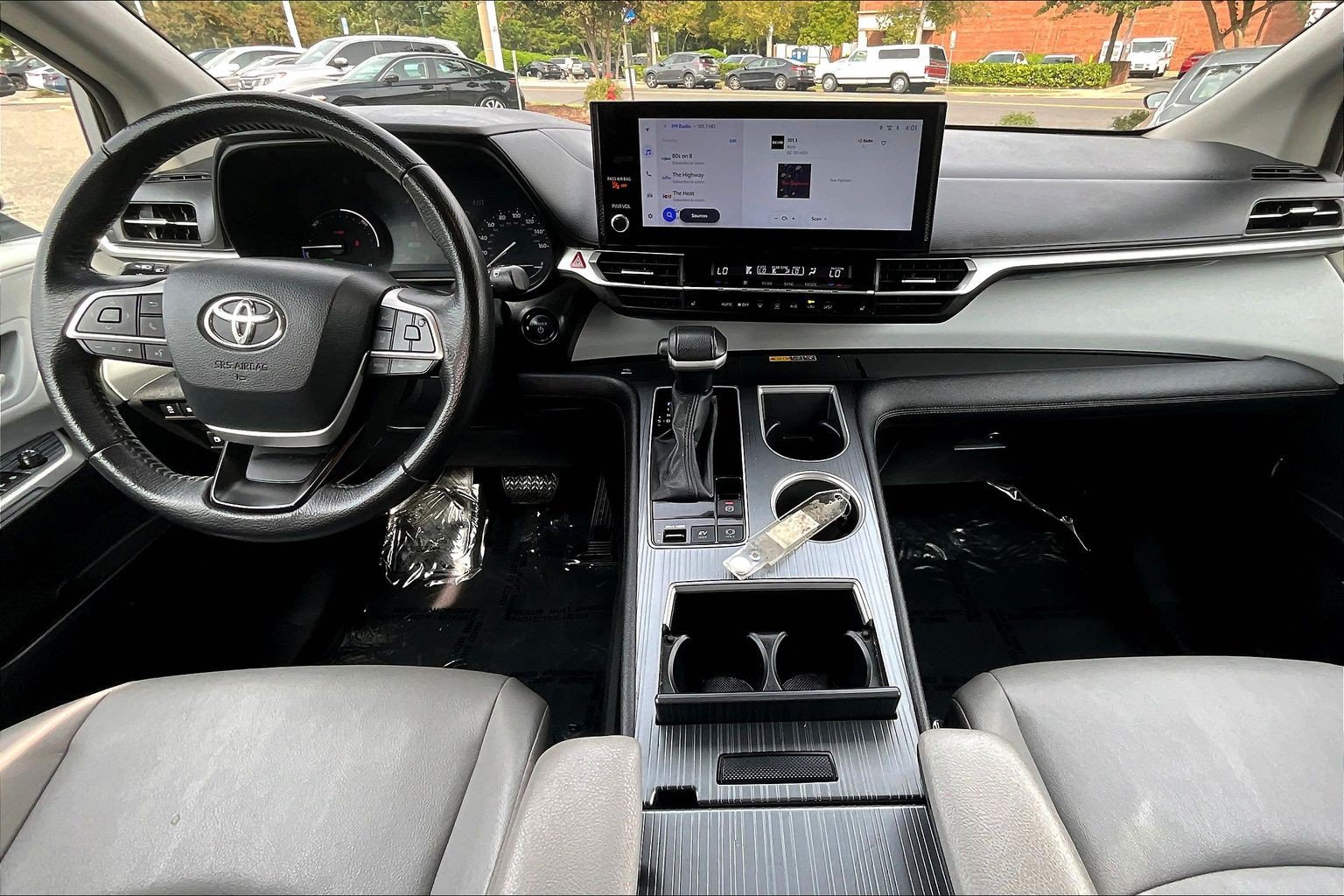 Used 2025 Toyota Sienna XLE FWD image 15